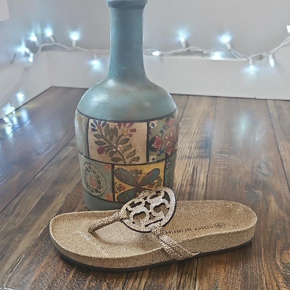 New Luxury Tory Burch Beige Pebbled Thong Sandals - Picture 8 of 11